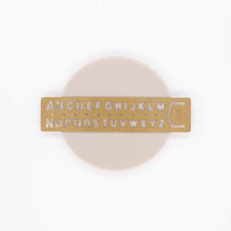 Traveler's Company Brass Segnalibro con Normografo Alfabetico in Ottone