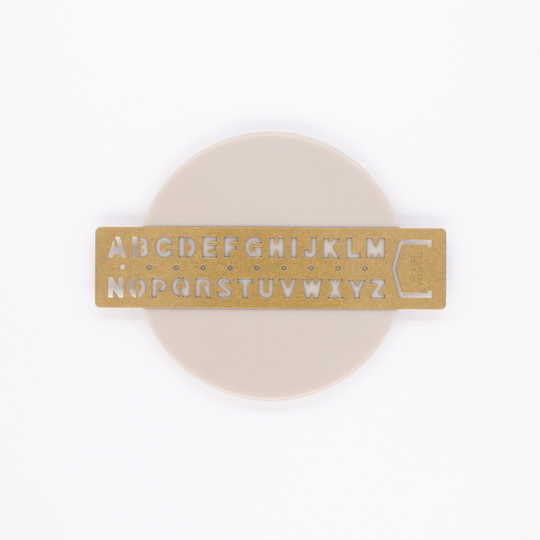 Traveler's Company Brass Segnalibro con Normografo Alfabetico in Ottone