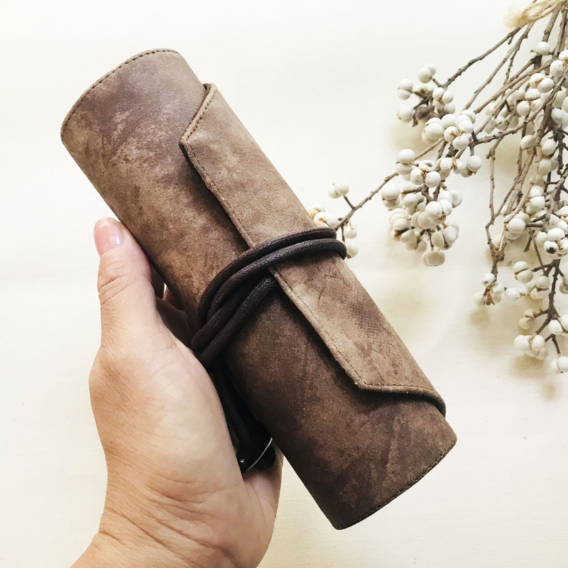 Kyoku Haku Rotolo Portapenne 6 Posti Suede Brown