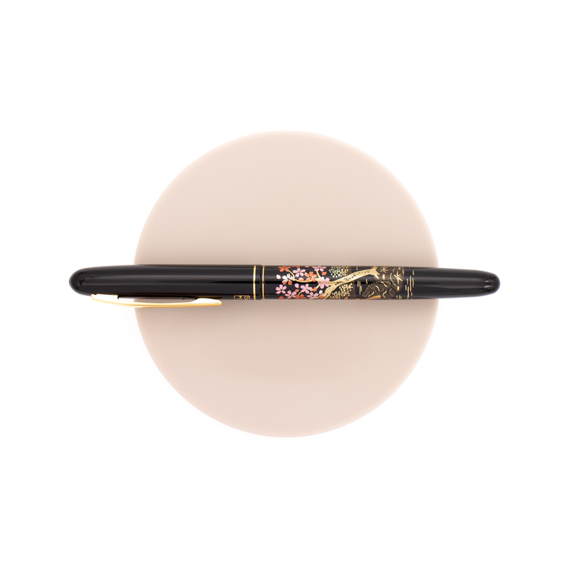 Wancher Wancher x Kuretake Kindai Maki-e Penna Stilografica Sakura No Sono