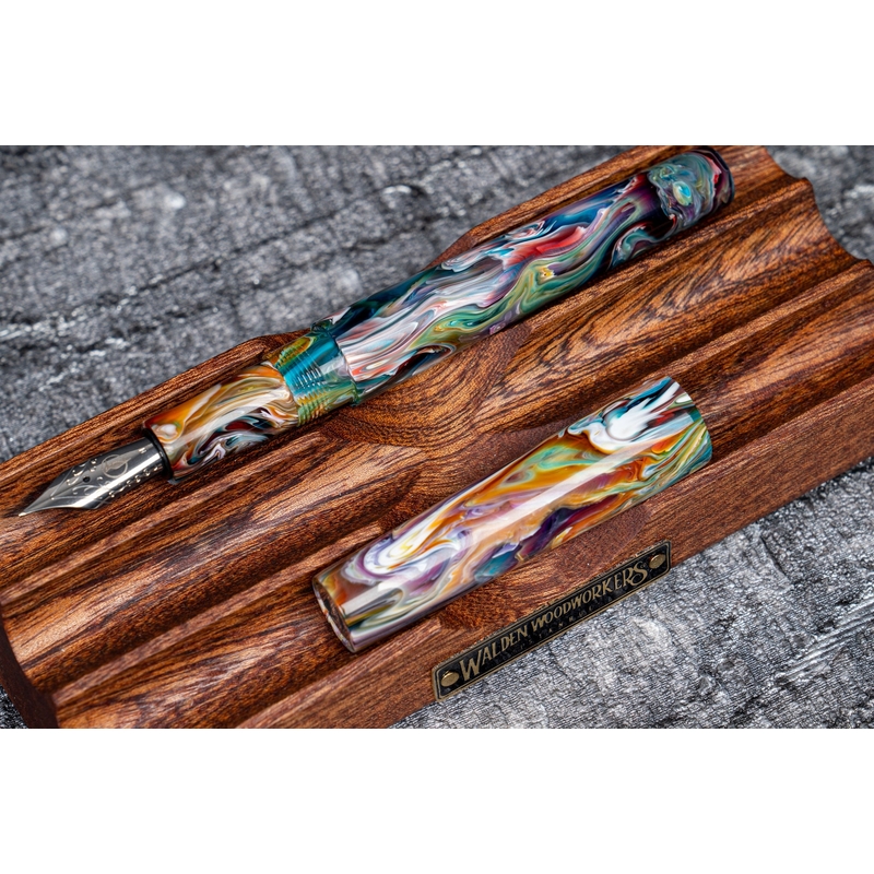 Galen Leather Galen Leather The Pen Bed Supporto Portapenne in Legno di Mogano
