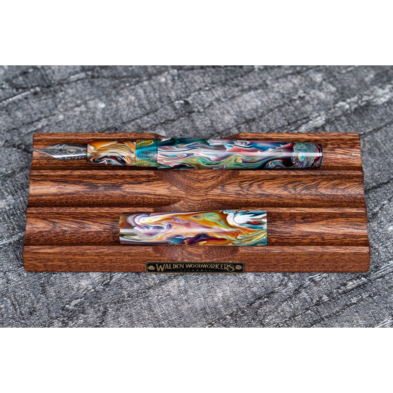 Galen Leather Galen Leather The Pen Bed Supporto Portapenne in Legno di Mogano