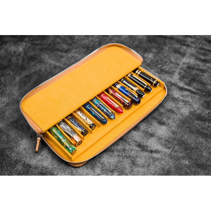 Galen Leather Galen Leather Magnum Opus Portapenne in Pelle 12 Posti Crazy Horse Honey Ochre