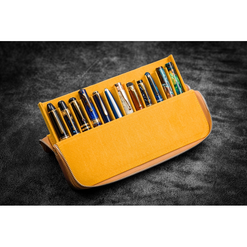 Galen Leather Galen Leather Magnum Opus Portapenne in Pelle 12 Posti Crazy Horse Honey Ochre