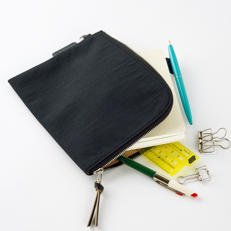 Hobonichi Hobonichi Tragen Flat Pouch per formato A6 Nero