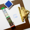 Sanby Sanby x Eric Small Things Timbro con Data Small